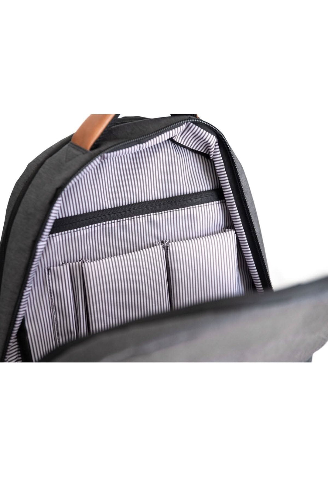 Intérieur du sac à dos Durham Outpost 30L avec poches et doublure à rayures.