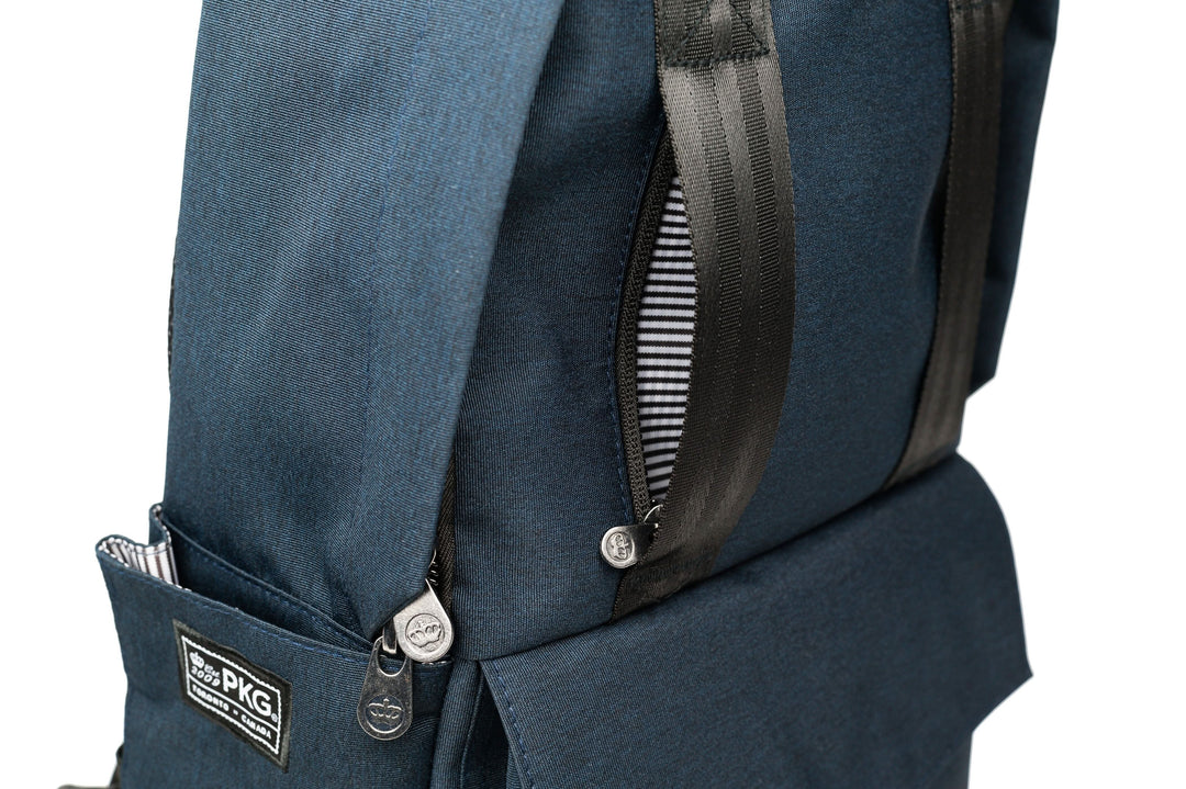 Détail du sac à dos PKG Rosseau recyclé 19L avec poches et texture en tissu bleu.