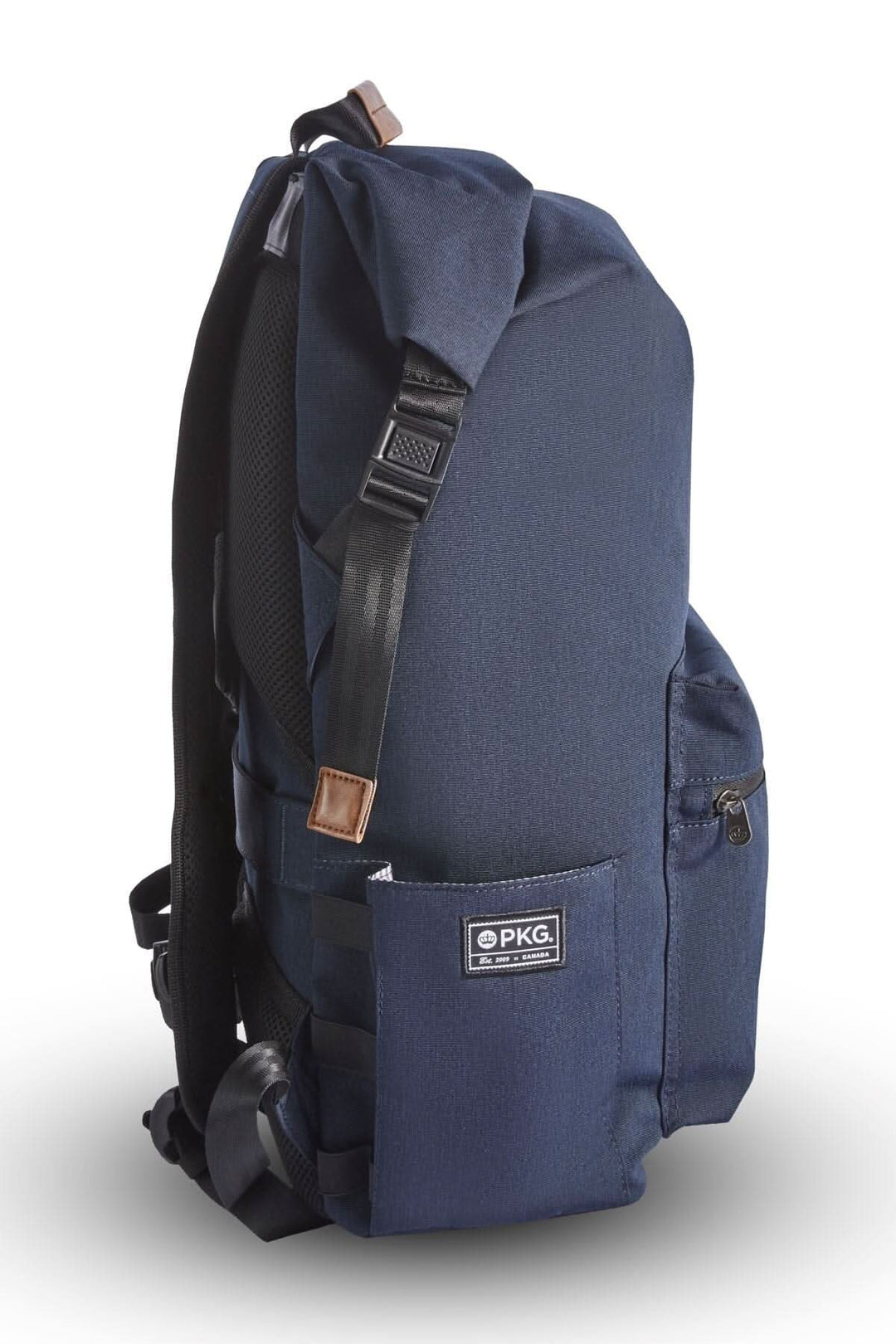 Sac à dos PKG Dawson 28L en bleu, design roll-top avec compartiment pour ordinateur portable.