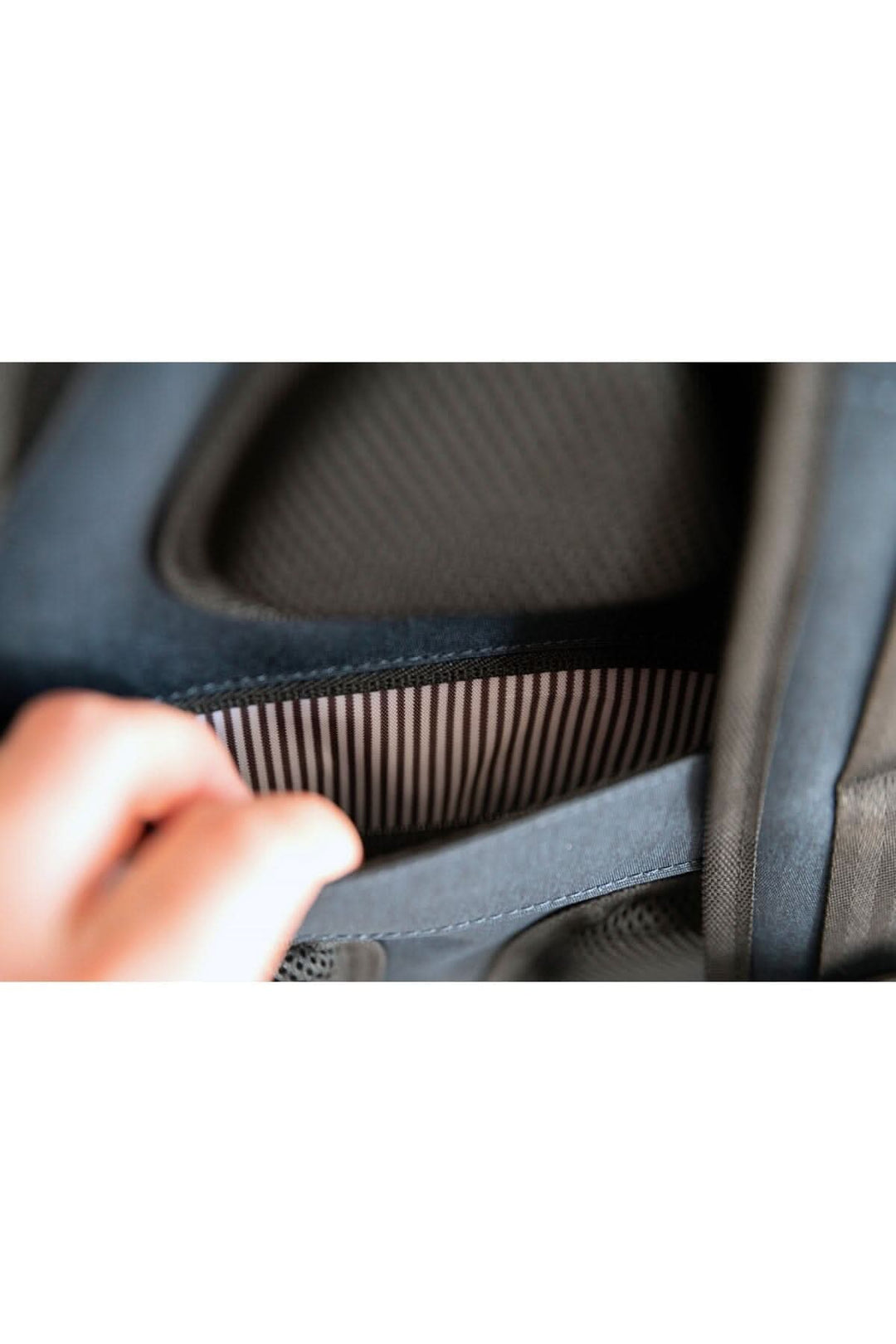 Intérieur du sac à dos PKG Dawson montrant l'organisation et le compartiment pour ordinateur portable.