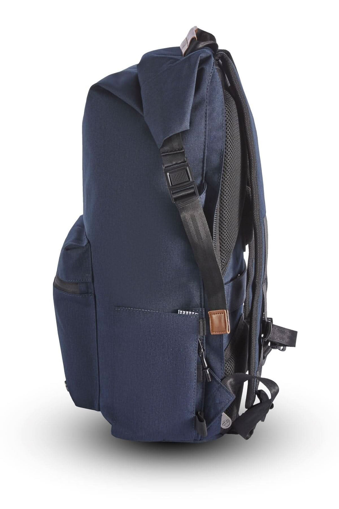 Sac à dos recyclé PKG Dawson 28L, vue de côté, avec compartiment pour ordinateur et design compact.