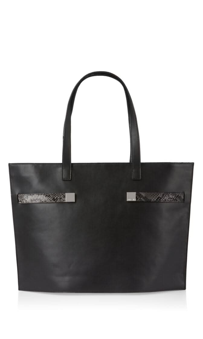 Sac à main noir avec anses, détails effet serpent et compartiments intérieurs. Collection : Marc Cain.