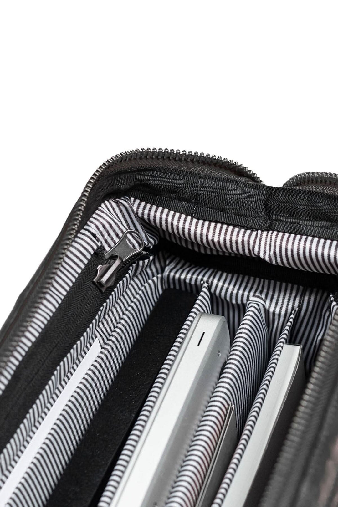 Intérieur du sac de sport McGill montrant l'organisation avec compartiments et doublure rayée.