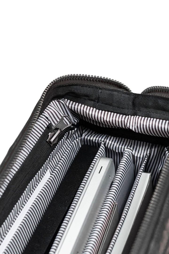 Intérieur du sac de sport McGill montrant l'organisation avec compartiments et doublure rayée.