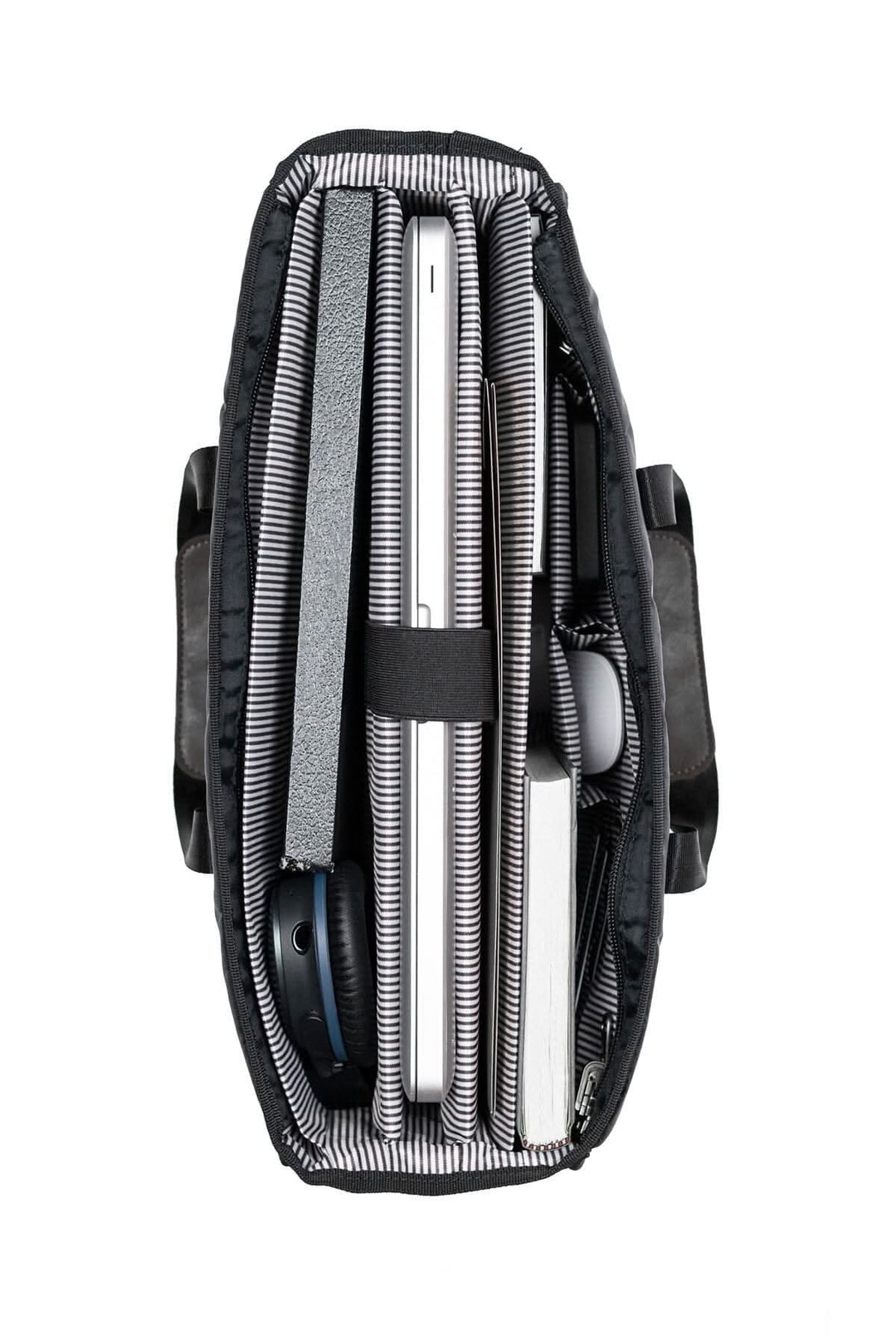 Vue intérieure du sac de sport 2 en 1 McGill, montrant l'organisation des appareils électroniques et accessoires.