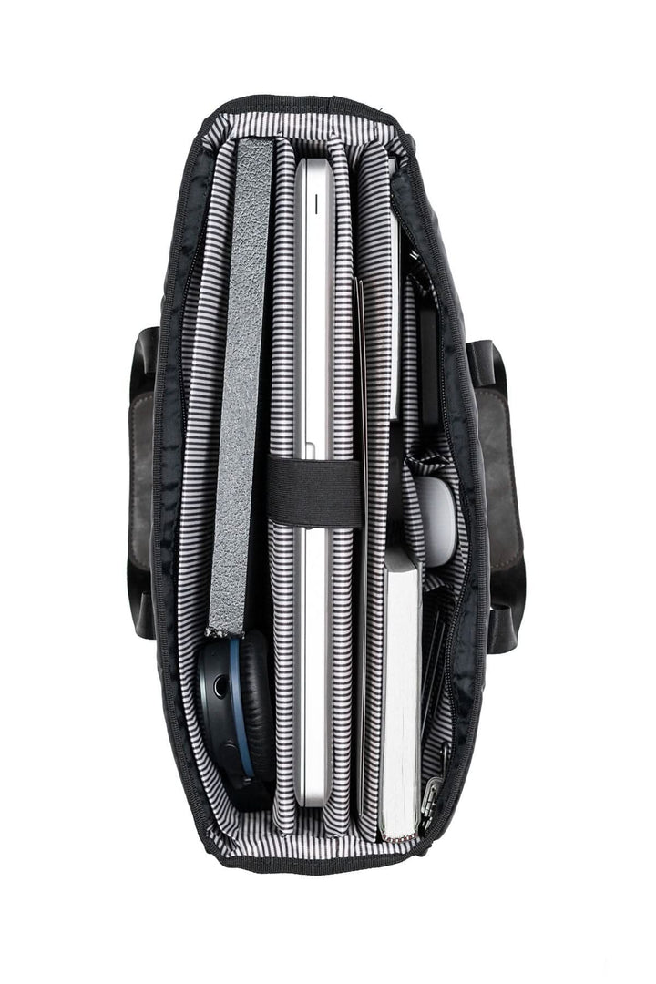 Vue intérieure du sac de sport 2 en 1 McGill, montrant l'organisation des appareils électroniques et accessoires.