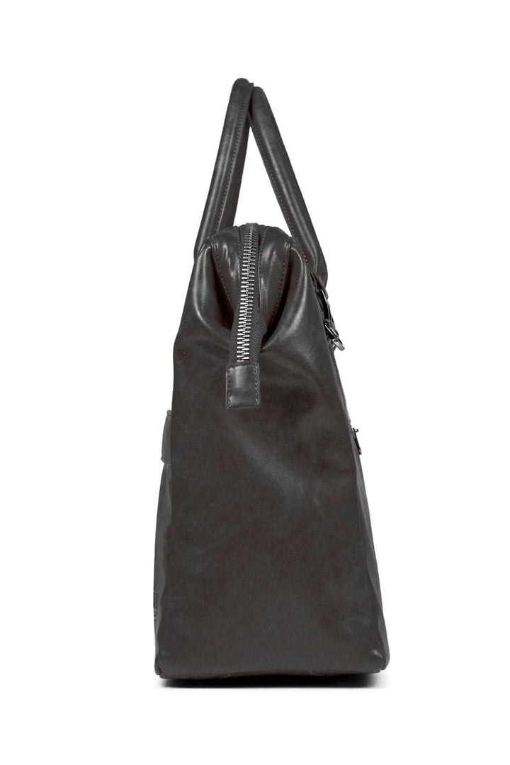 Sac de sport 2 en 1 McGill en cuir végétalien, vue de profil mettant en avant la fermeture éclair.