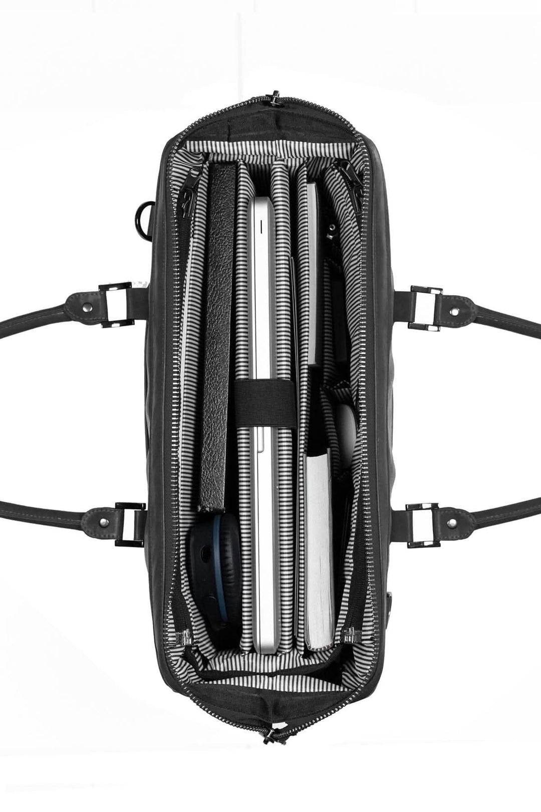 Vue intérieure du sac de sport McGill 2 en 1, montrant des compartiments pour ordinateurs et accessoires.