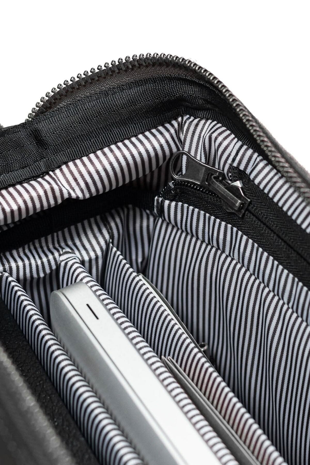 Vue intérieure du sac de sport 2 en 1 McGill, montrant l'organisation avec zip et espace pour ordinateur.