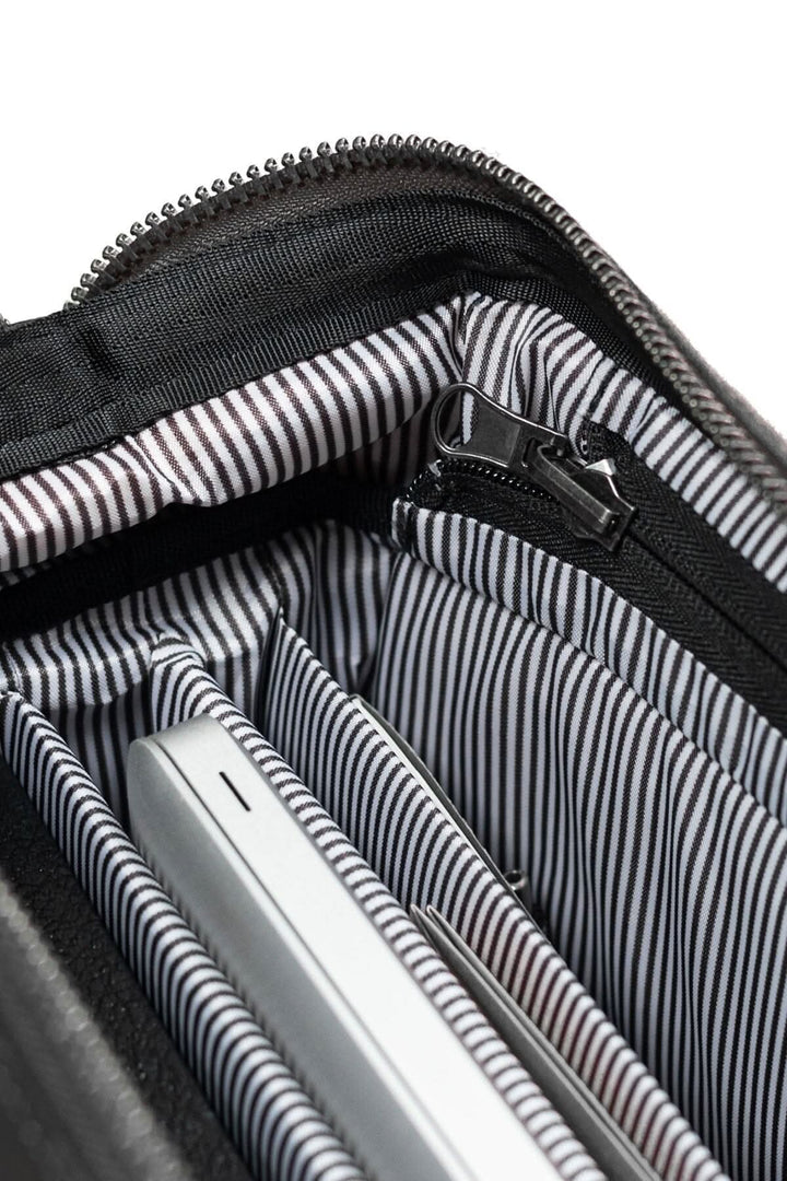 Vue intérieure du sac de sport 2 en 1 McGill, montrant l'organisation avec zip et espace pour ordinateur.