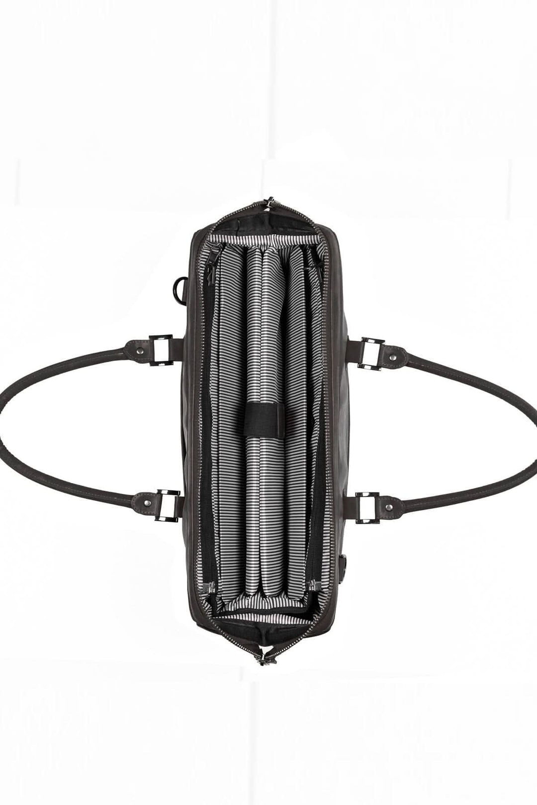 Vue de dessus du sac de sport 2 en 1 McGill avec insert amovible et organisation interne.