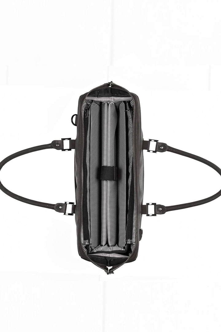 Vue de dessus du sac de sport 2 en 1 McGill avec insert amovible et organisation interne.