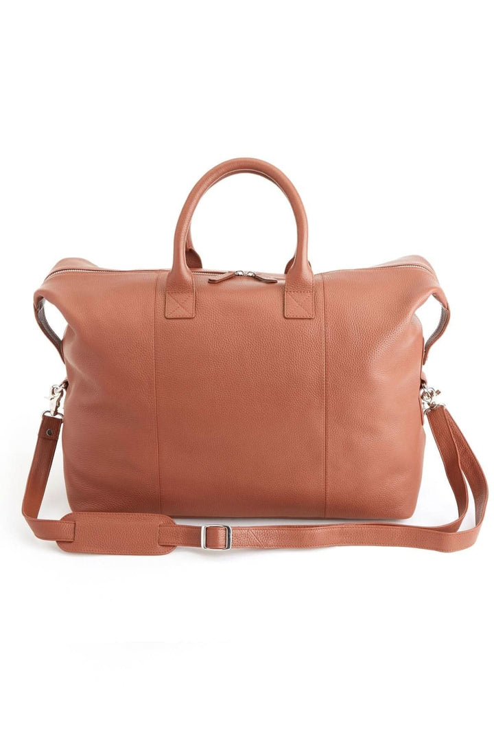 Sac de sport moyen en cuir avec anse et bandoulière, design élégant et raffiné.