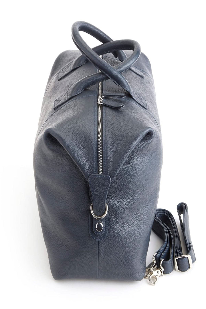 Sac de sport moyen en cuir, design classique et finitions artisanales, parfait pour le voyageur moderne.