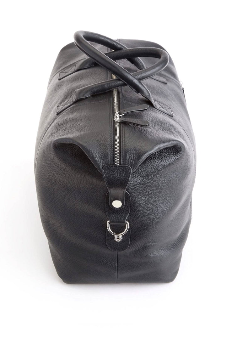 Sac de sport moyen en cuir noir, élégant et artisanal, parfait pour le voyage.