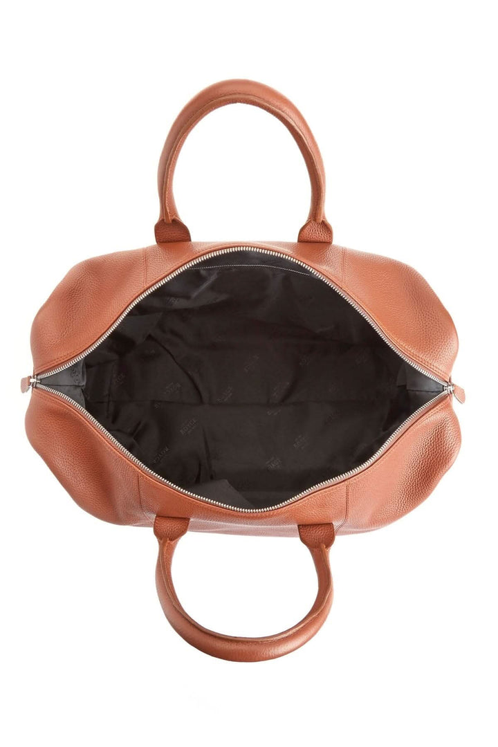 Intérieur du sac de sport moyen en cuir ROYCE, avec une finition raffinée et des poignées confortables.