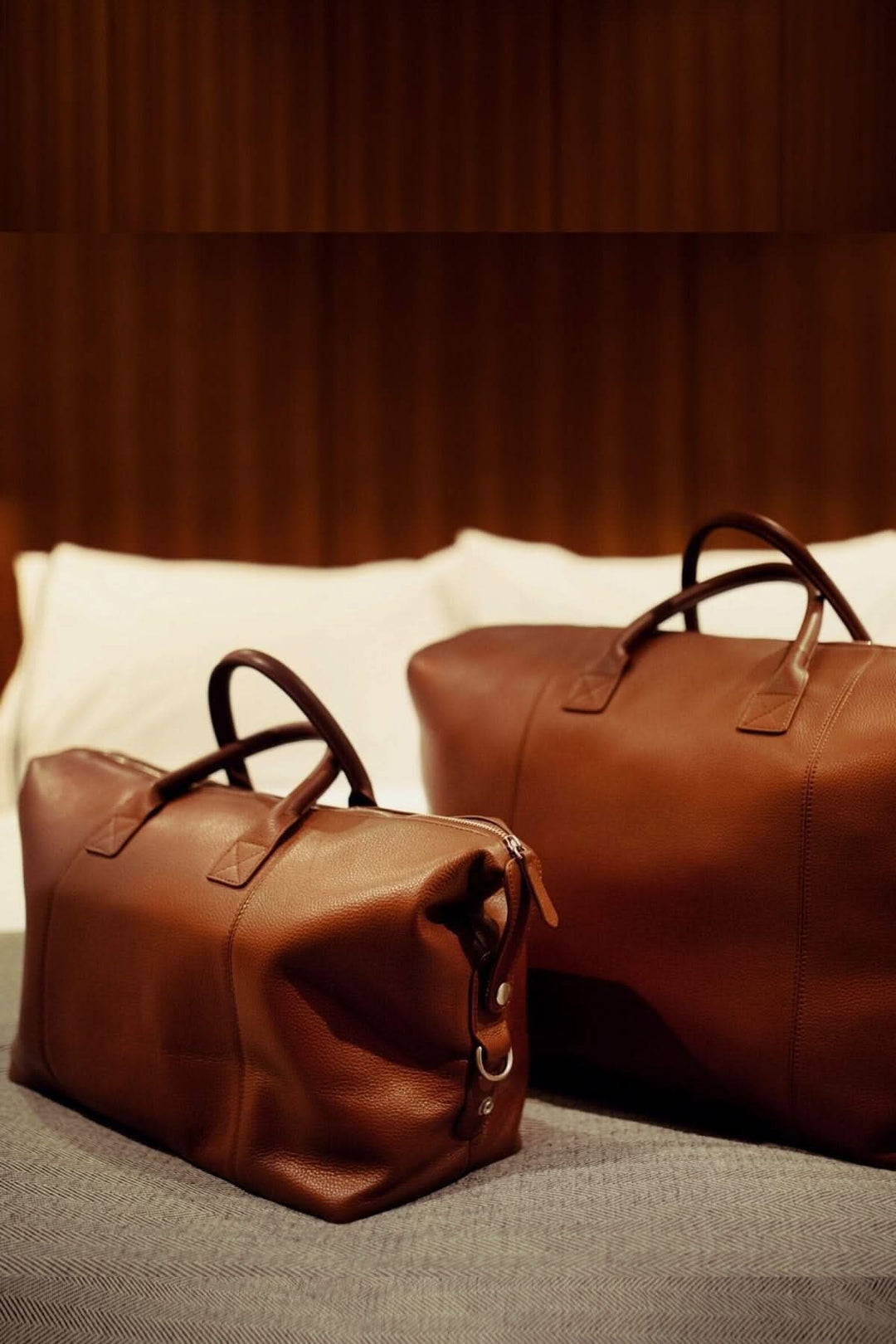 Sac de sport moyen en cuir marron, élégant et raffiné, idéal pour le voyageur contemporain.