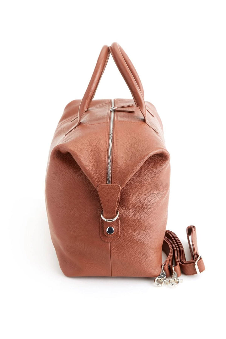 Sac de sport moyen en cuir, design classique et élégant, idéal pour le voyageur moderne.