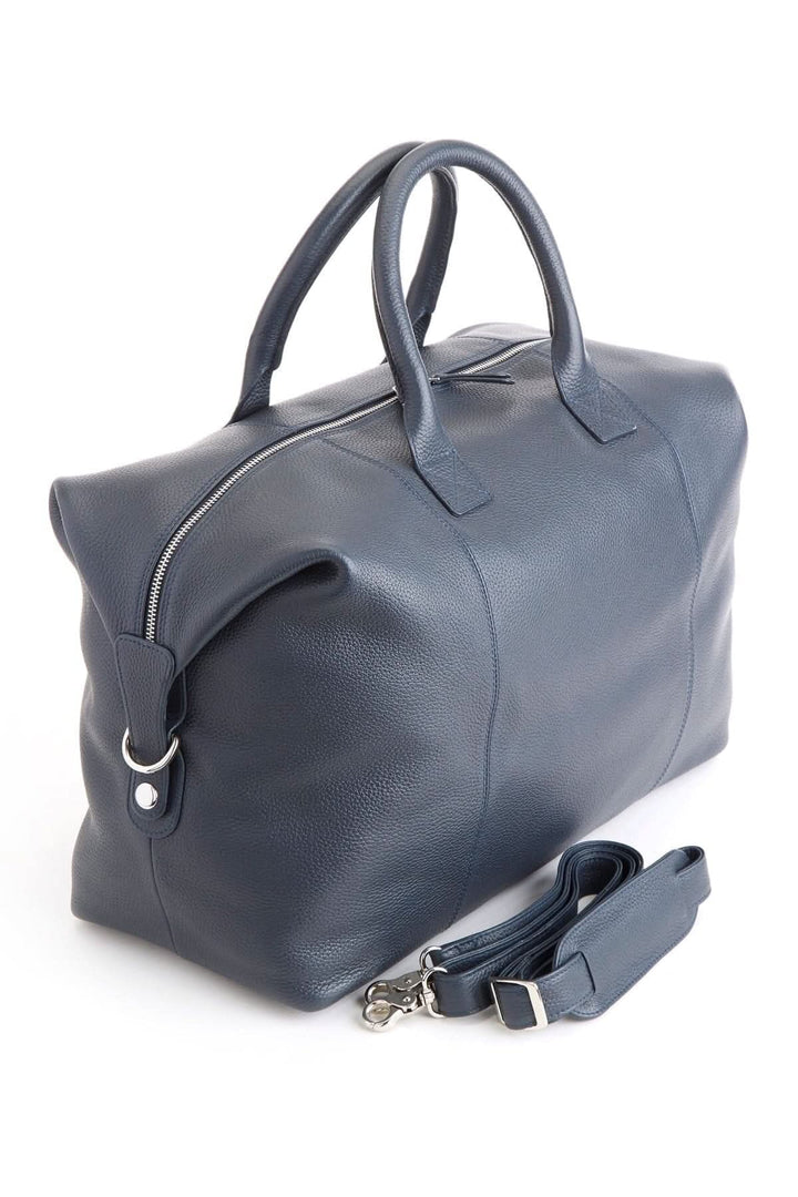 Sac de sport moyen en cuir raffiné avec bandoulière, idéal pour les voyageurs contemporains.