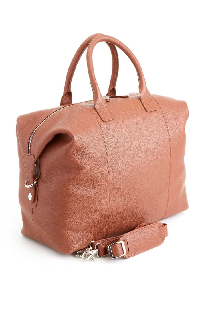 Sac de sport moyen en cuir, design élégant, robuste, avec anses et bandoulière, idéale pour les voyageurs contemporains.