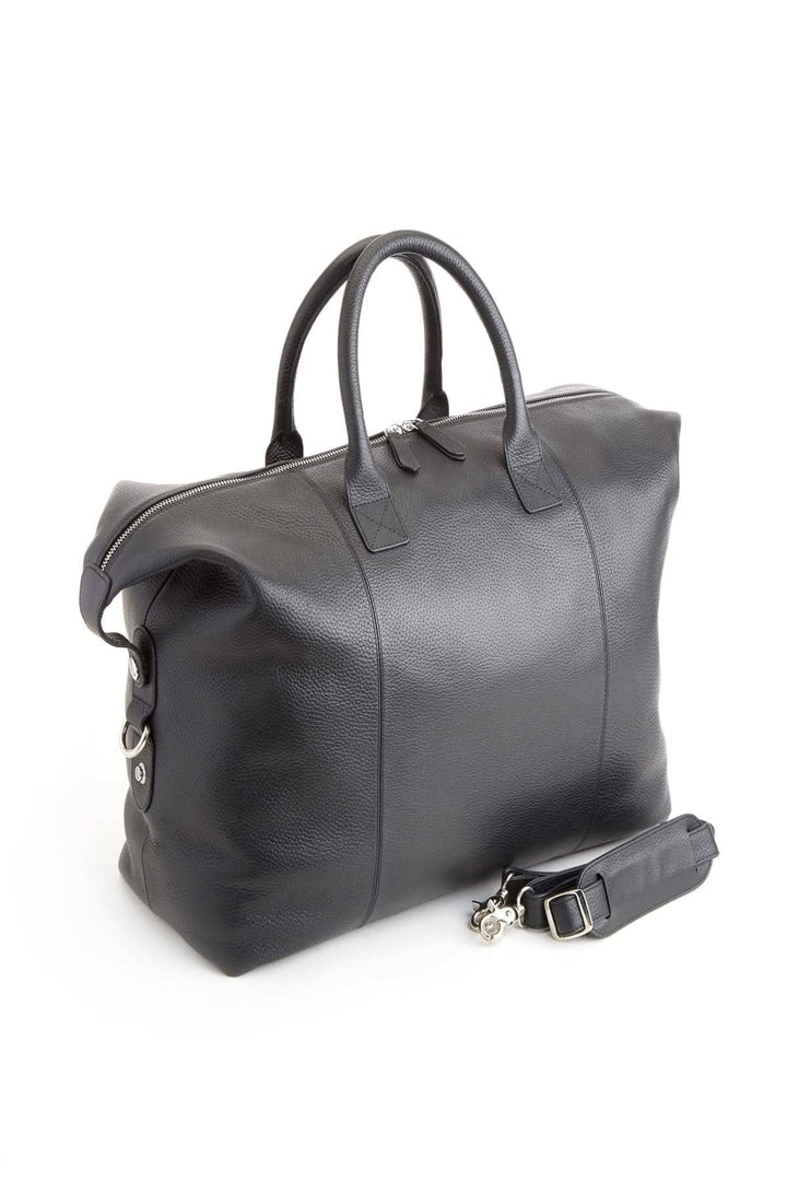 Sac de sport moyen en cuir noir, élégant et durable, parfait pour le voyageur moderne.