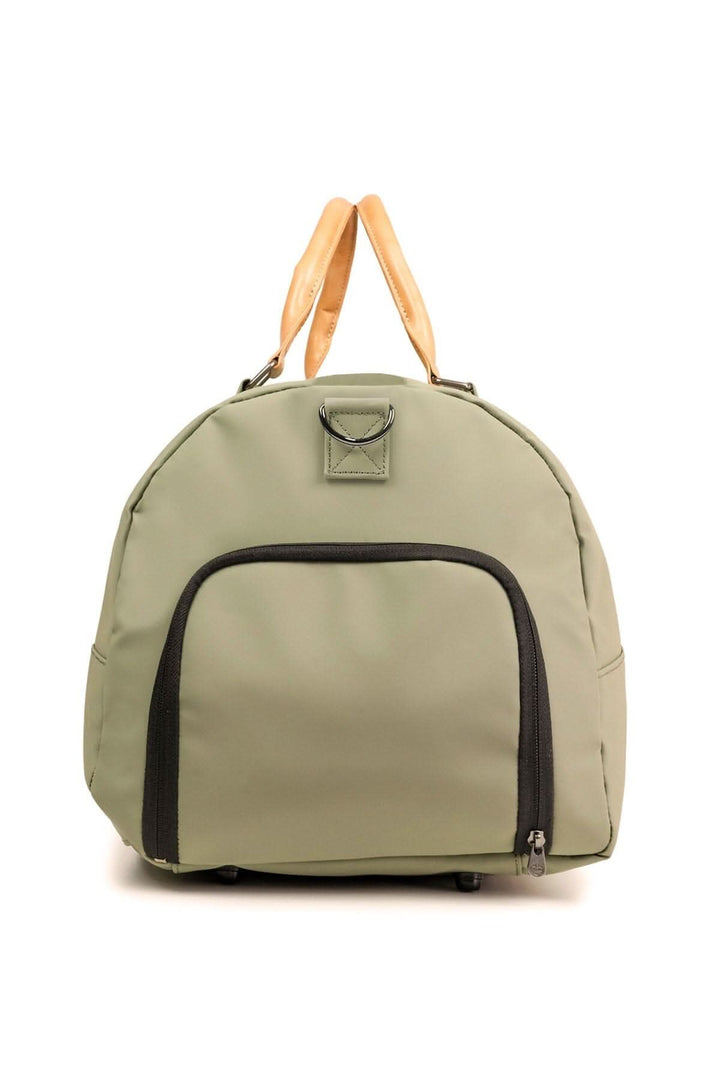 Sac de sport recyclé PKG Bishop 42L en polyester vert avec poignées en cuir.