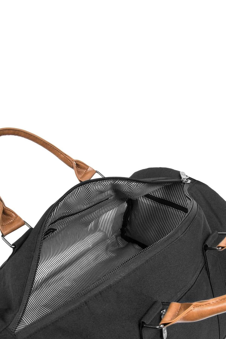 Vue intérieure du sac de sport recyclé 42L avec doublure rayée et poignées en cuir.