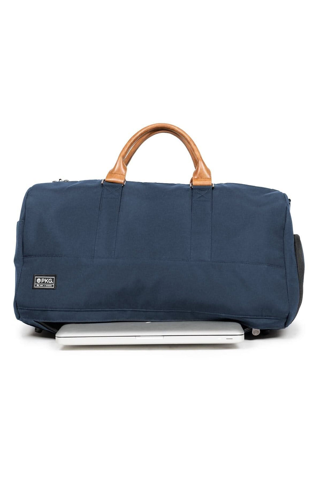 Sac de sport recyclé 42L en polyester bleu avec poignées en cuir, idéal pour le voyage et l'utilisation quotidienne.