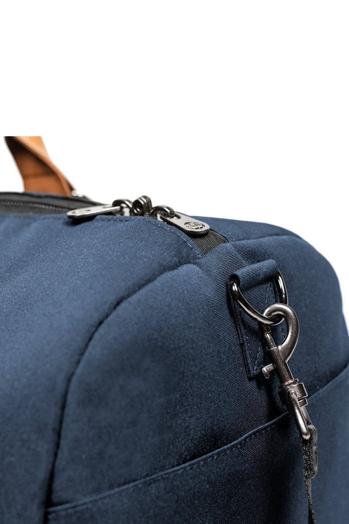 Détail d'un sac de sport recyclable 42L avec zip et crochet en métal, résistant à l'eau.