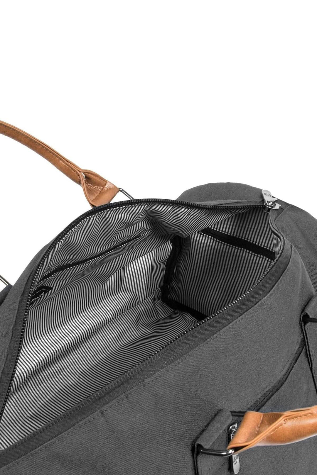 Vue intérieure du sac de sport recyclé 42L, avec compartiments et doublure à rayures élégantes.