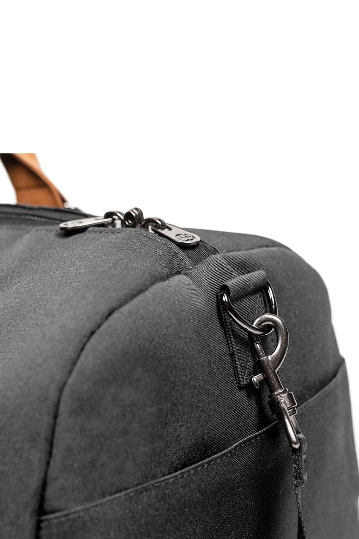 Zoom sur le sac de sport recyclé PKG Bishop 42L avec fermeture éclair et détail en métal.