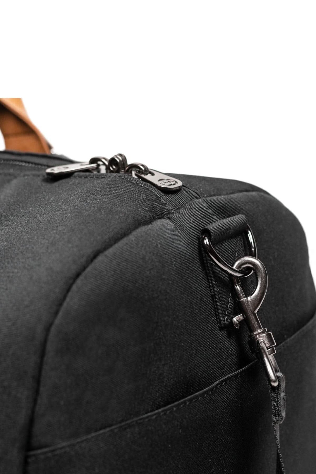 Détail du zip et mousqueton du sac de sport recyclé PKG Bishop 42L, design élégant et pratique.