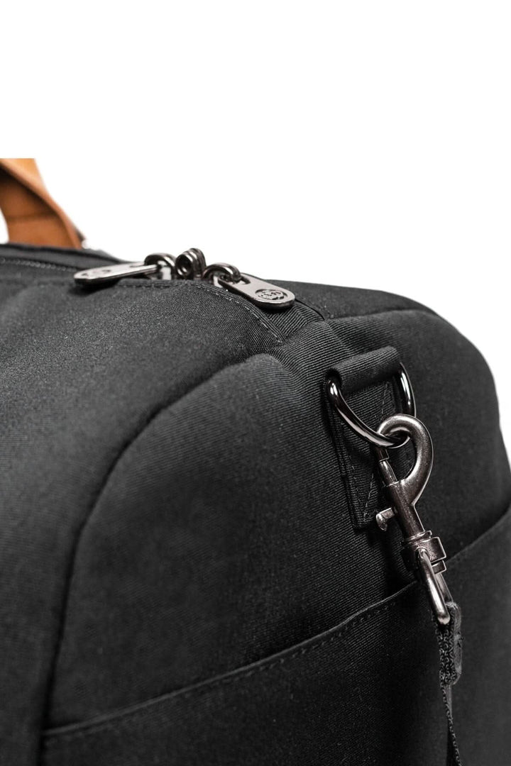 Détail du zip et mousqueton du sac de sport recyclé PKG Bishop 42L, design élégant et pratique.