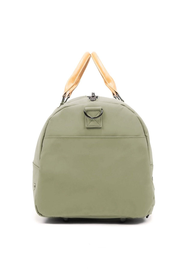 Sac de sport recyclé 42L en polyester vert avec poignées en cuir, idéal pour le sport et les voyages.
