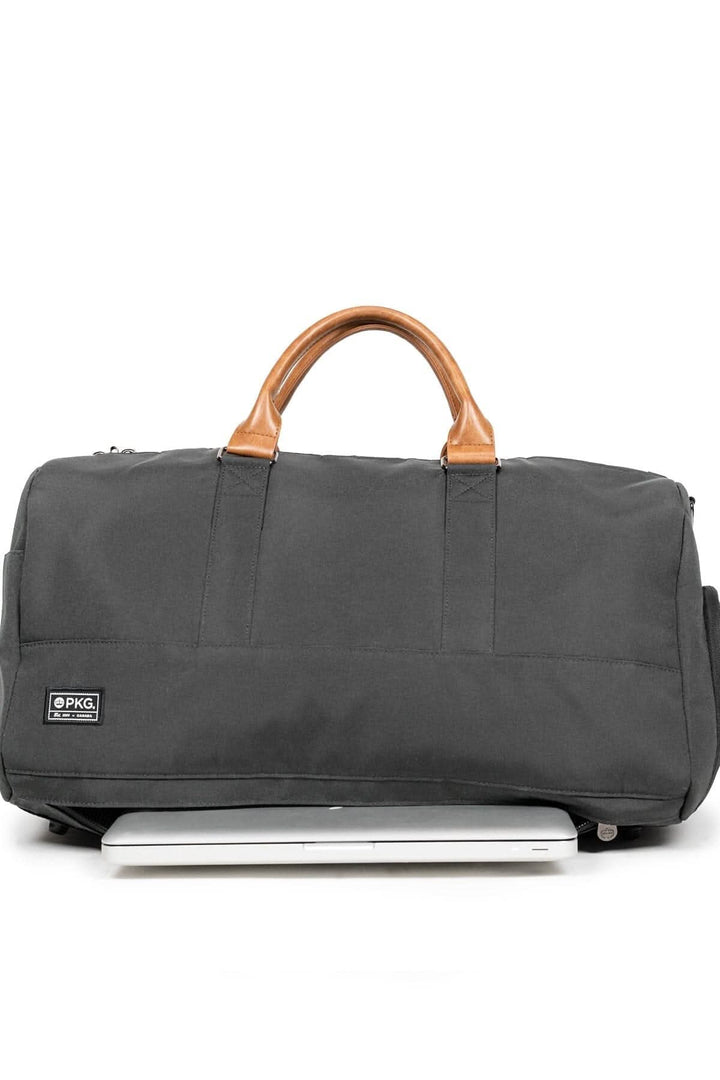 Sac de sport recyclé 42L en noir avec poignées en cuir, compartiments pratiques pour les voyages.