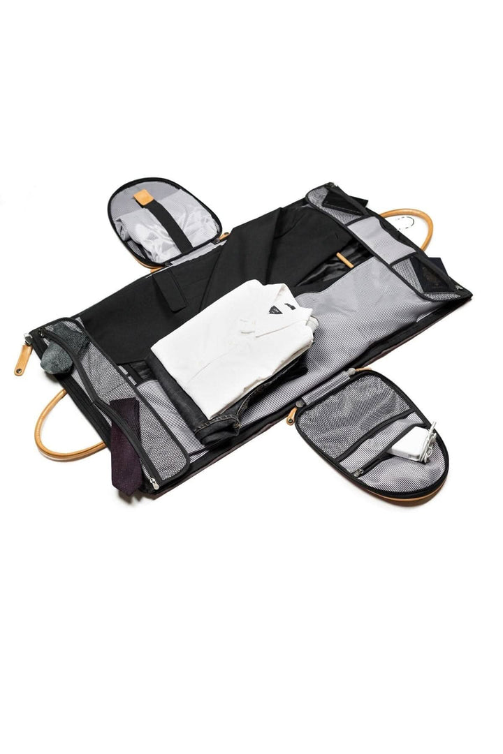 Sac de sport Rosedale 41L ouvert avec vêtements pliés et plusieurs poches de rangement.