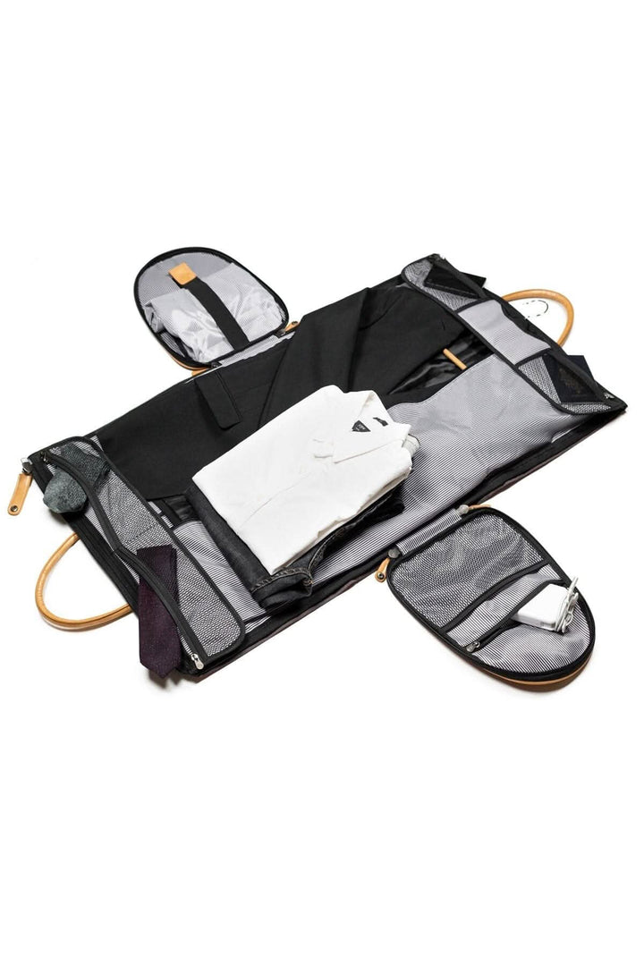 Sac de sport Rosedale 41L ouvert, avec vêtements et compartiments pour un rangement organisé.