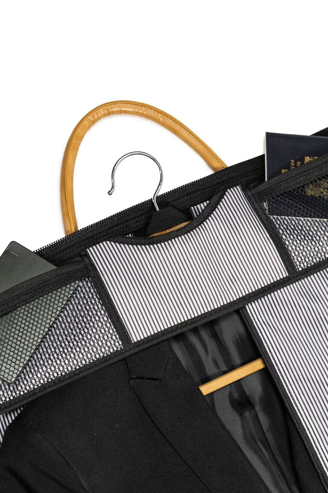 Détails d'une housse de costume avec un costume noir suspendu et des compartiments pour documents.