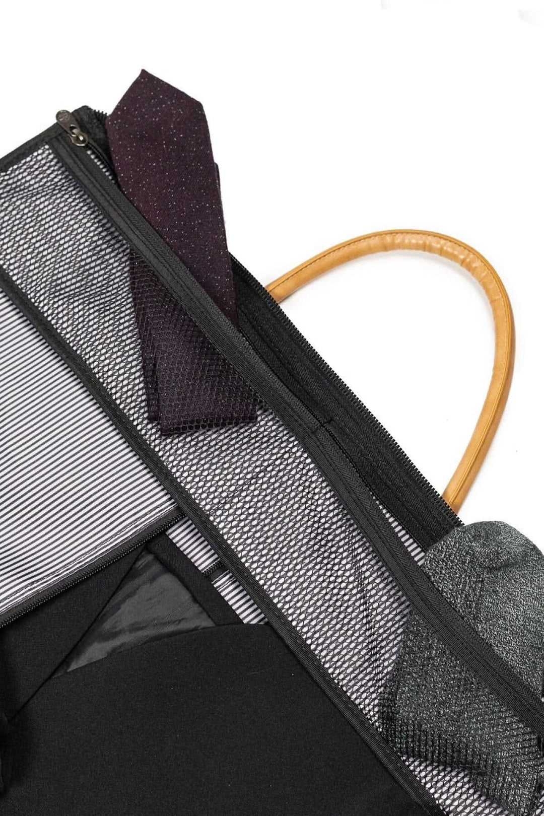 Intérieur du sac de sport PKG Rosedale 41L avec vêtements et accessoires bien rangés.