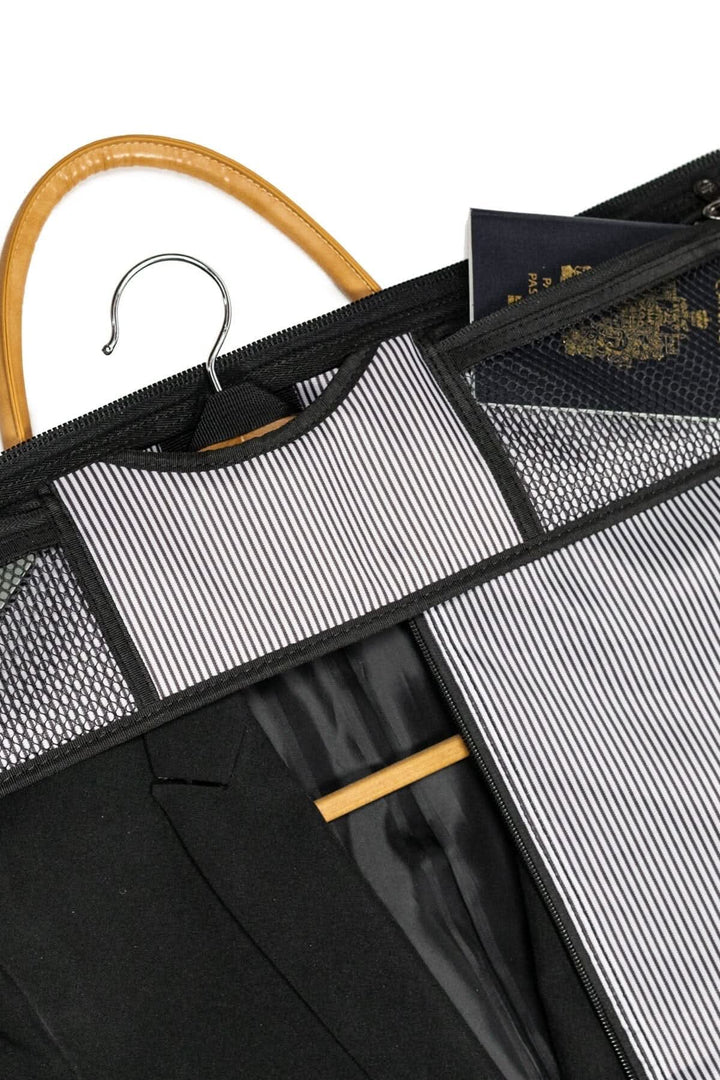 Intérieur d'un sac de costume avec un costume noir et un cintre en bois, design soigné et pratique.