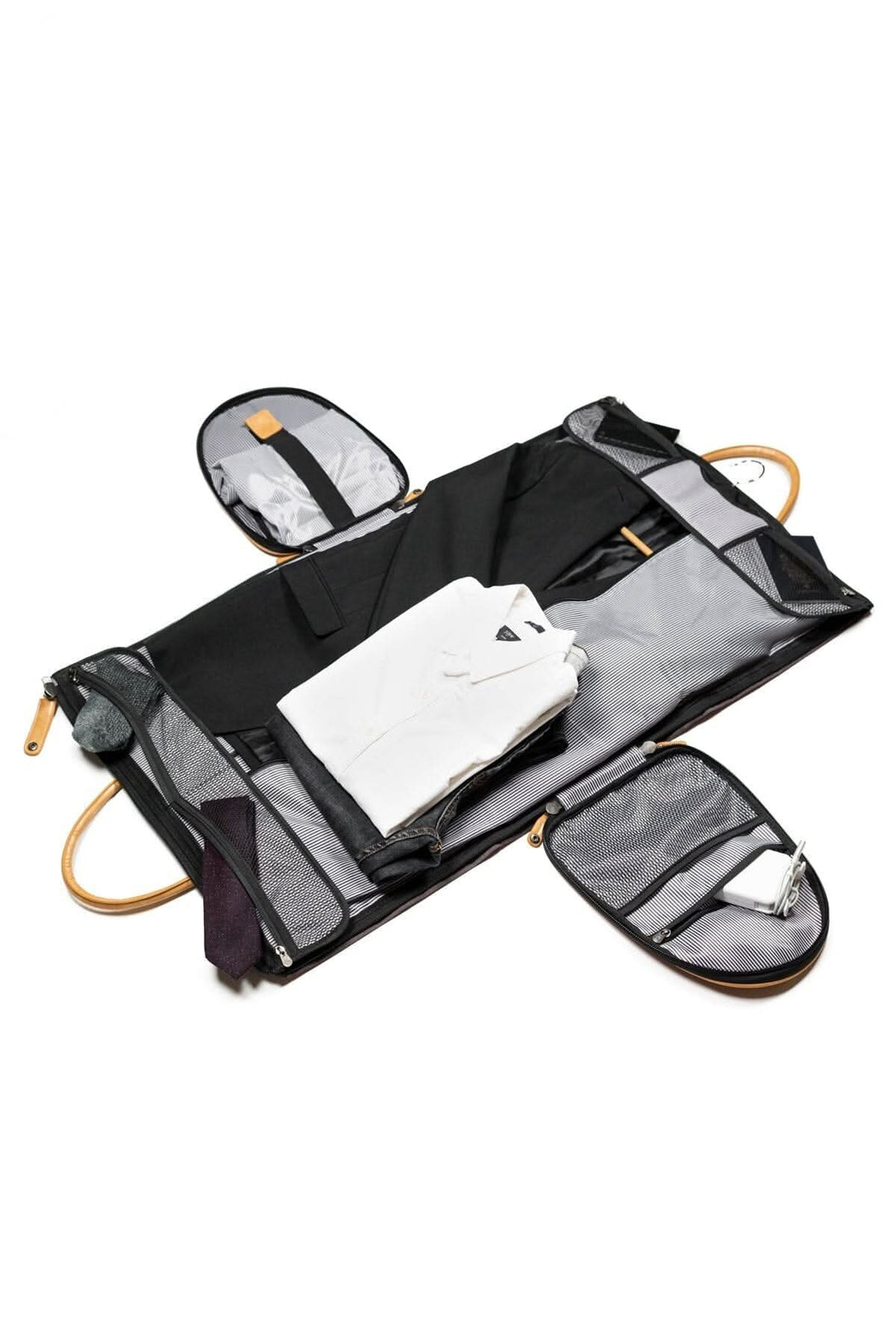 Sac de sport Rosedale 41L ouvert, montrant son rangement pratique avec vêtements et accessoires.