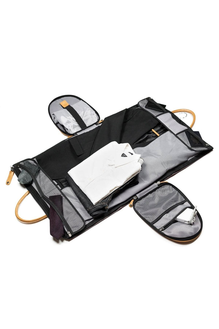 Sac de sport Rosedale 41L ouvert, montrant son rangement pratique avec vêtements et accessoires.