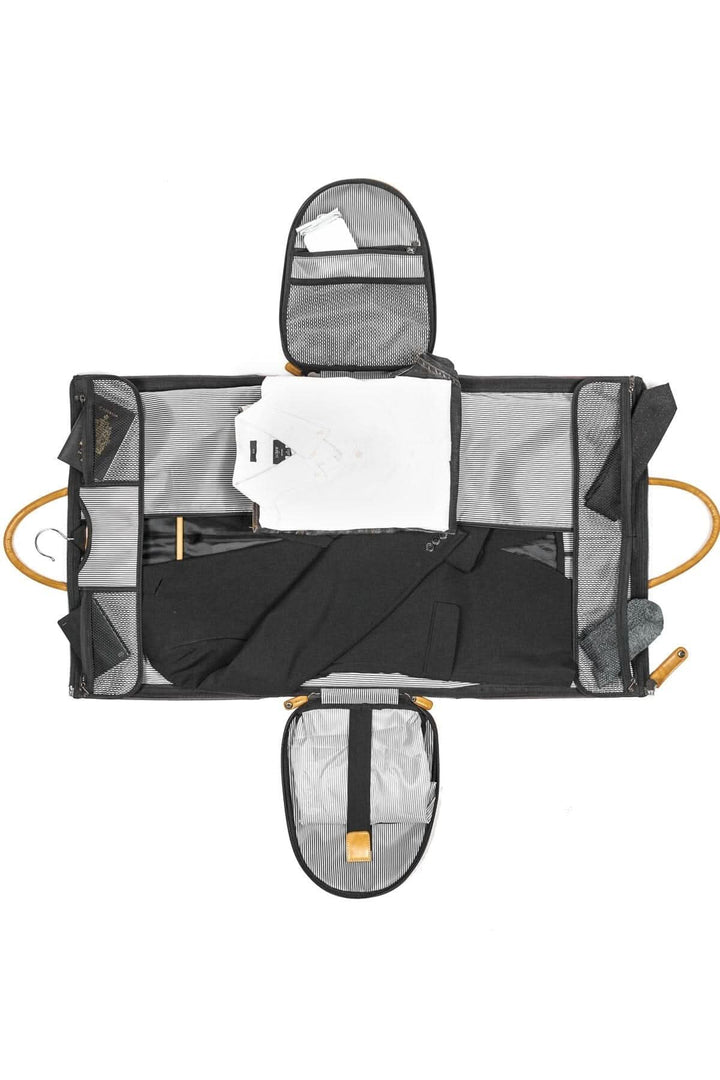 Sac de sport Rosedale 41L ouvert, montrant ses espaces de rangement pour vêtements et accessoires en voyage.