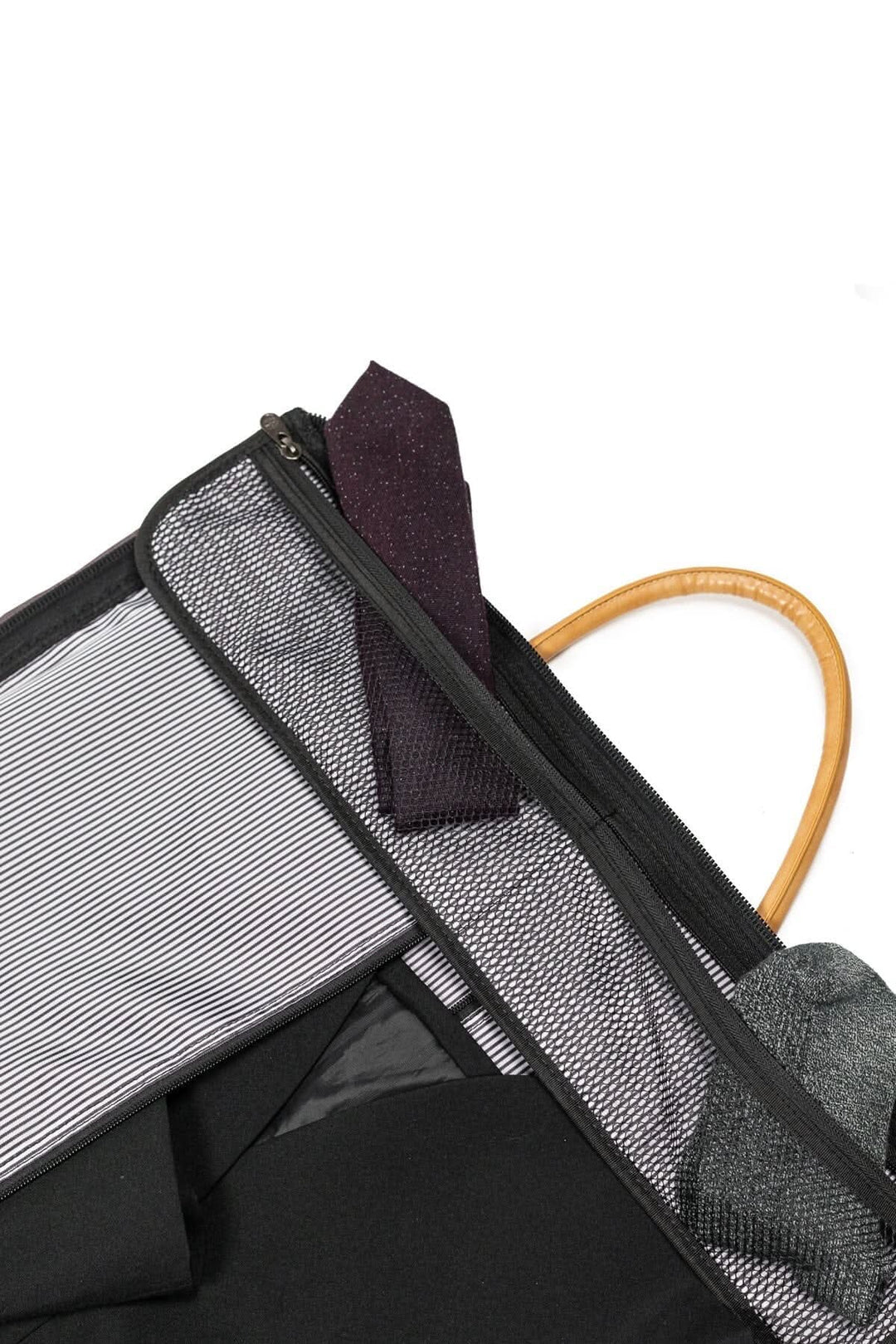 Sac de sport Rosedale 41L ouvert, montrant des vêtements et une cravate pour un voyage élégant.