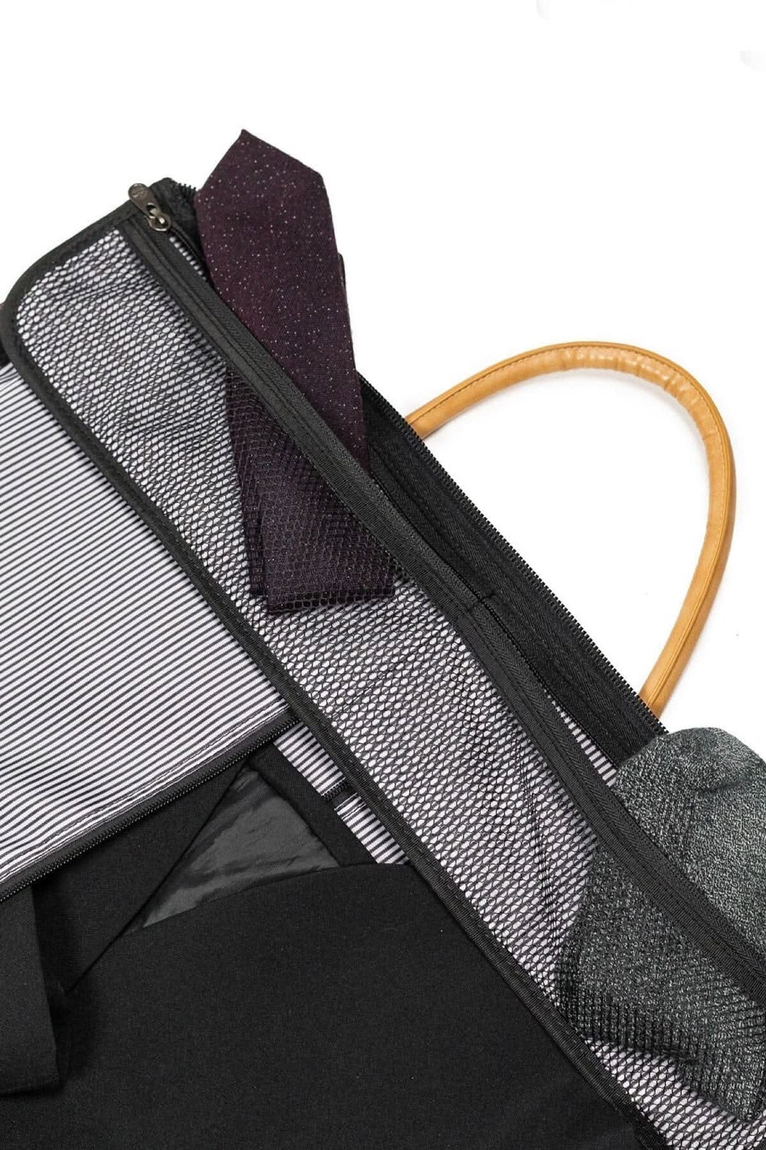 Détails du sac de sport Rosedale montrant une cravate et des vêtements bien organisés à l'intérieur.