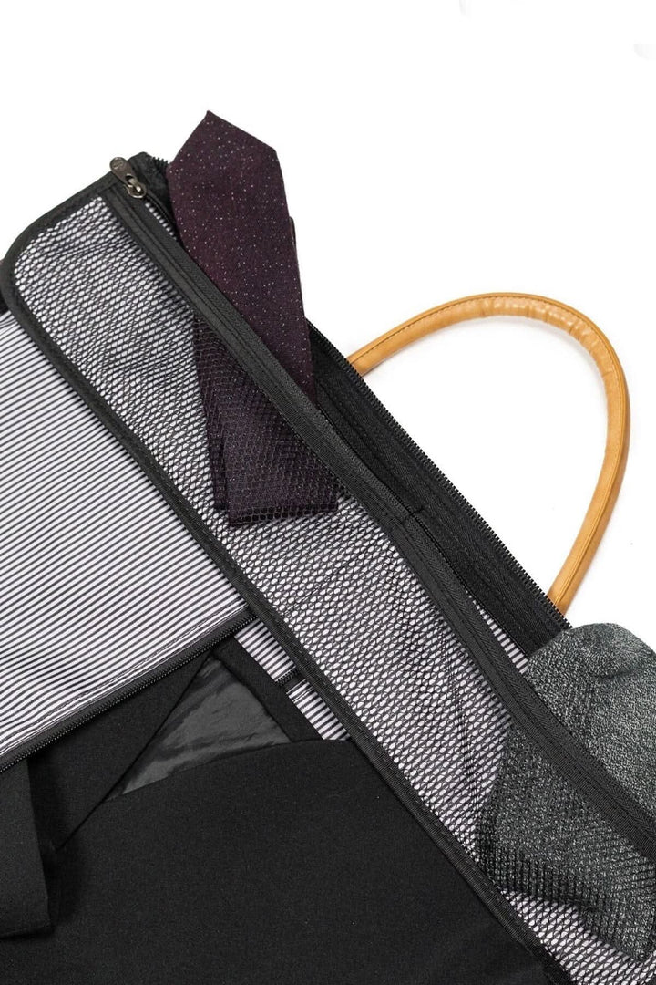Détails du sac de sport Rosedale montrant une cravate et des vêtements bien organisés à l'intérieur.