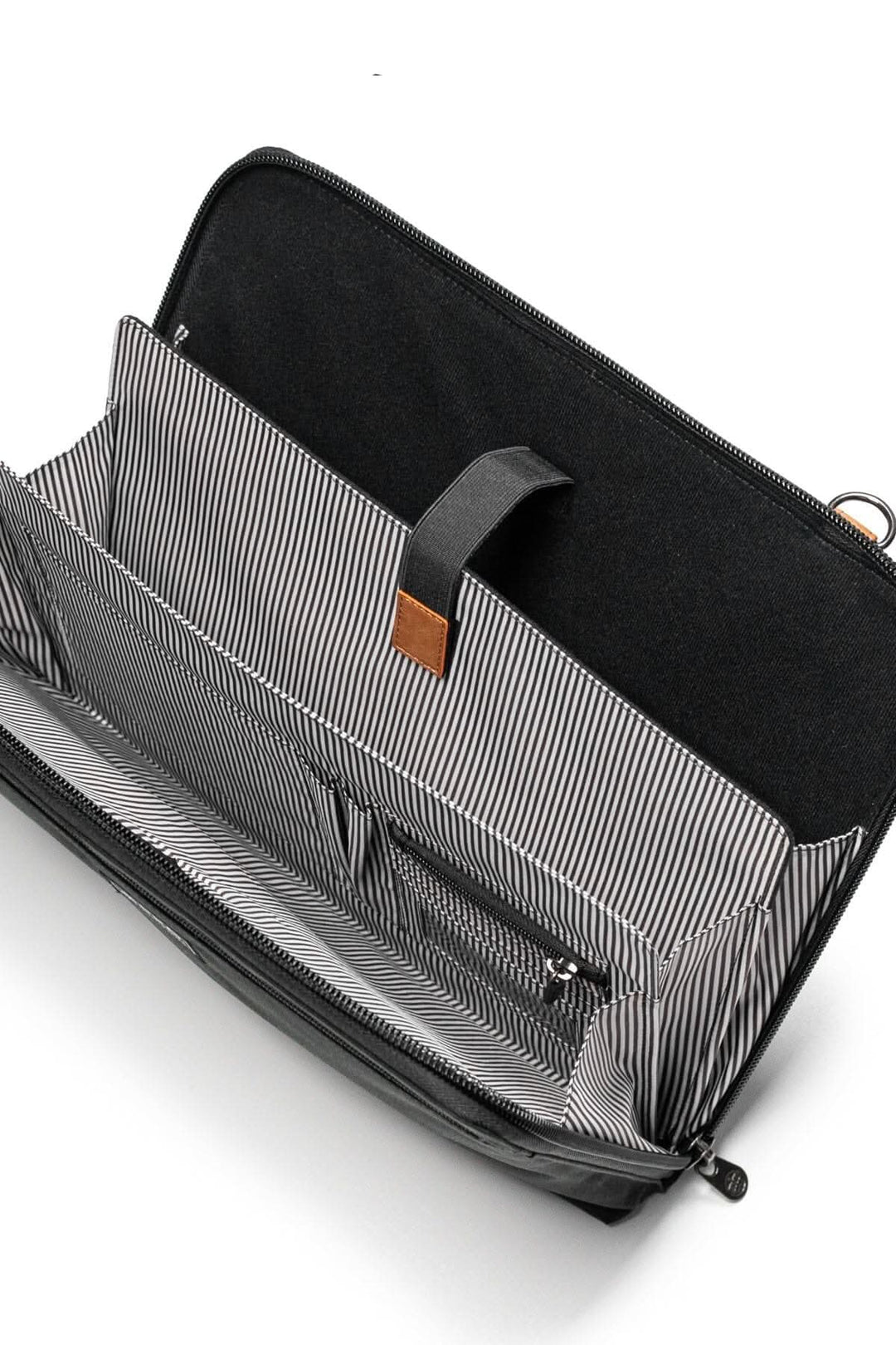 Intérieur du sac messager PKG Wellington 10L avec poches organisées et design en accordéon.