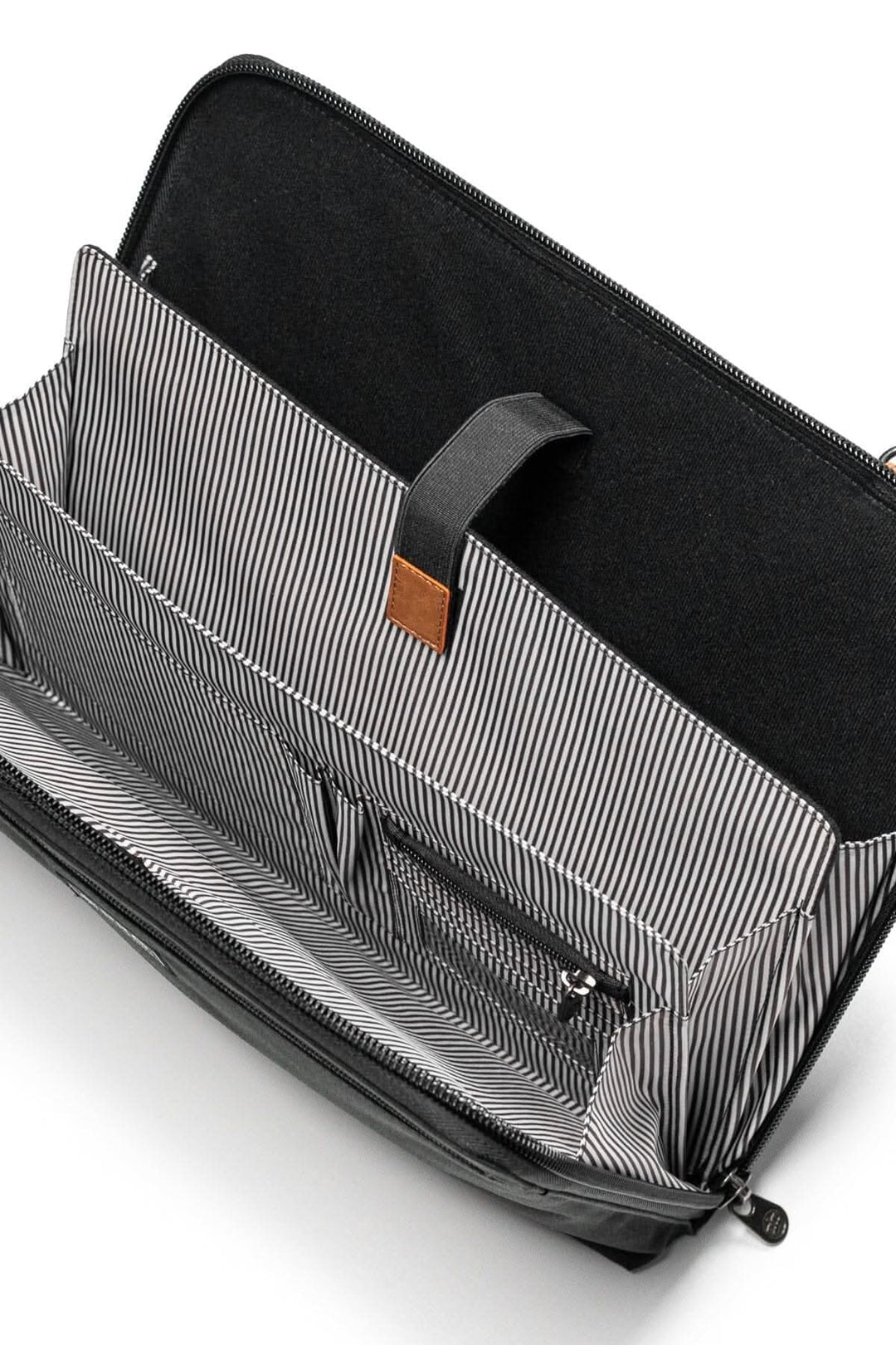 Intérieur du sac messager Wellington 10L avec poches séparées pour ordinateur portable et accessoires.