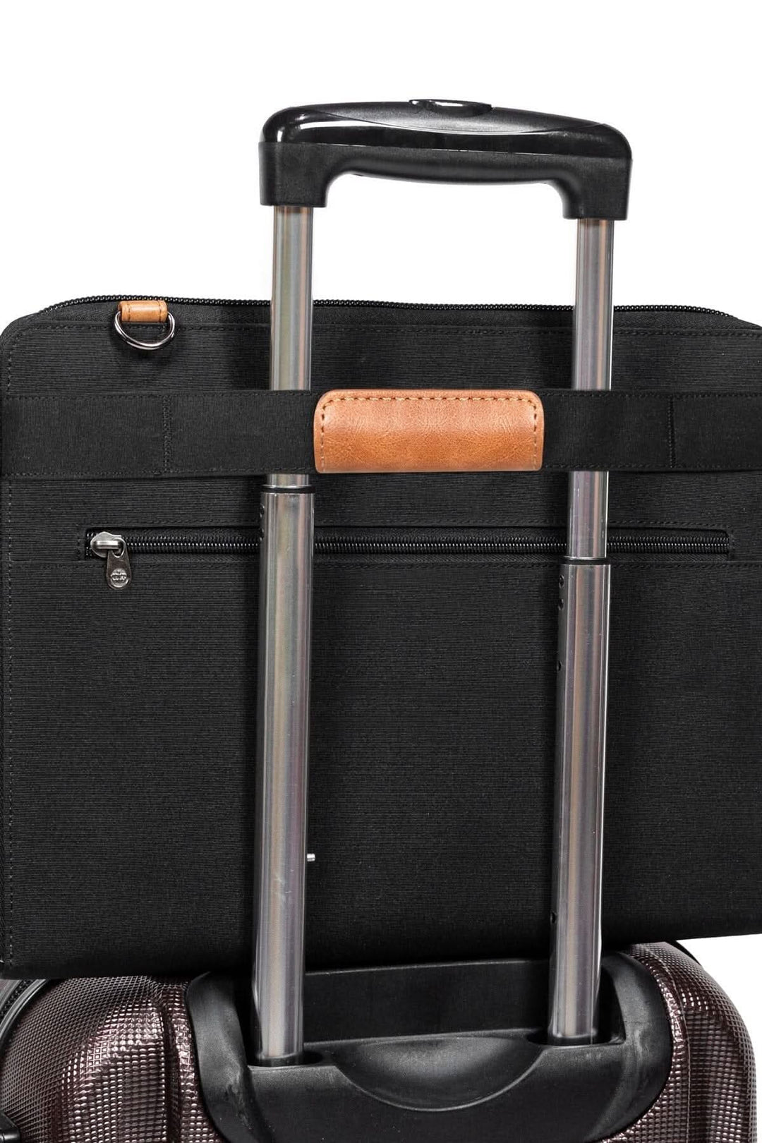 Détails de la sangle de chariot d'un sac messager PKG Wellington, conçu pour faciliter le transport.