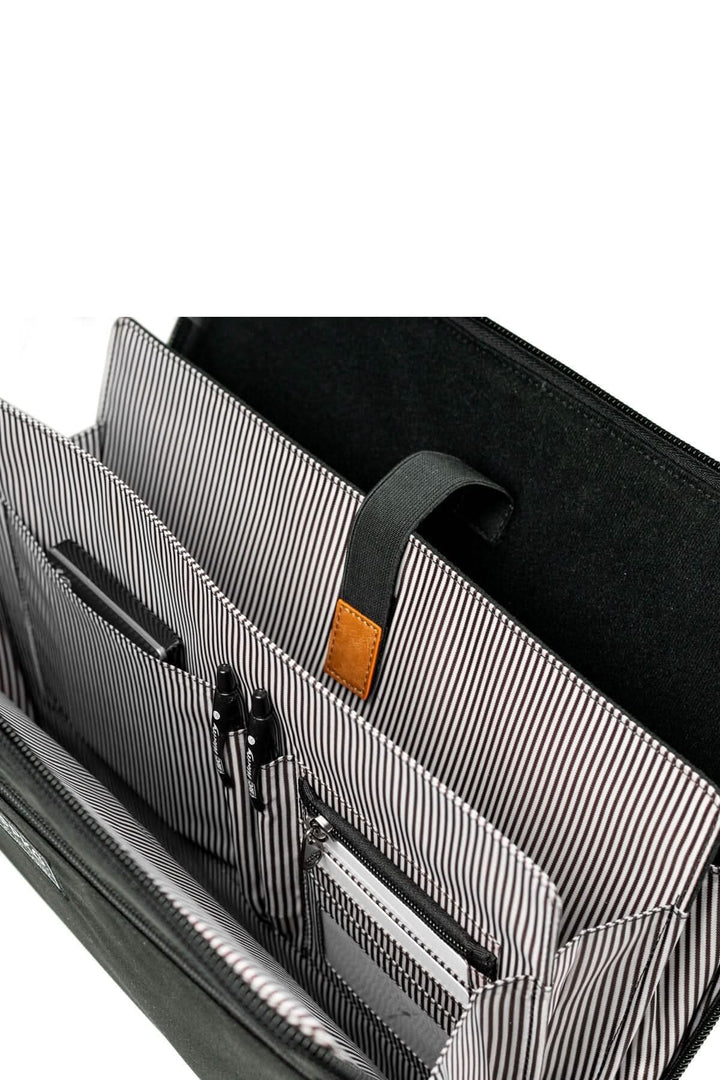 Vue intérieure du sac messager Wellington 10L avec poches pour ordinateur et accessoires.